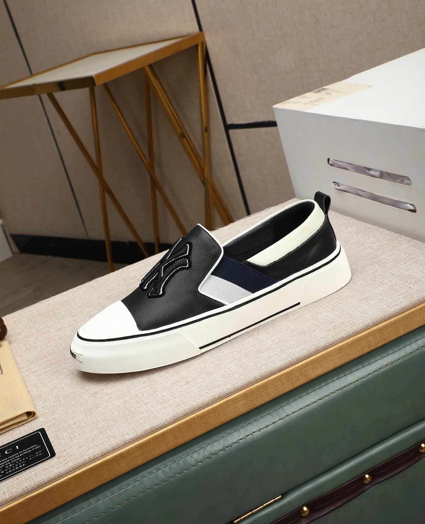 Men's shoes 💰460 GUCCI🔍🔍The latest models are on sale at the same time at the counter. Original calfskin imported from Italy, genuine leather lining, (high-end, extravagant, and classy) with exquisite workmanship. Soles: Original soles specially provided by the original factory. ⚠Exclusive double-layer movable molded soles are super comfortable⚠. Photos of the real thing🎬The real thing is even better🔍🔍"High quality·Follow the order" Code number 38-44